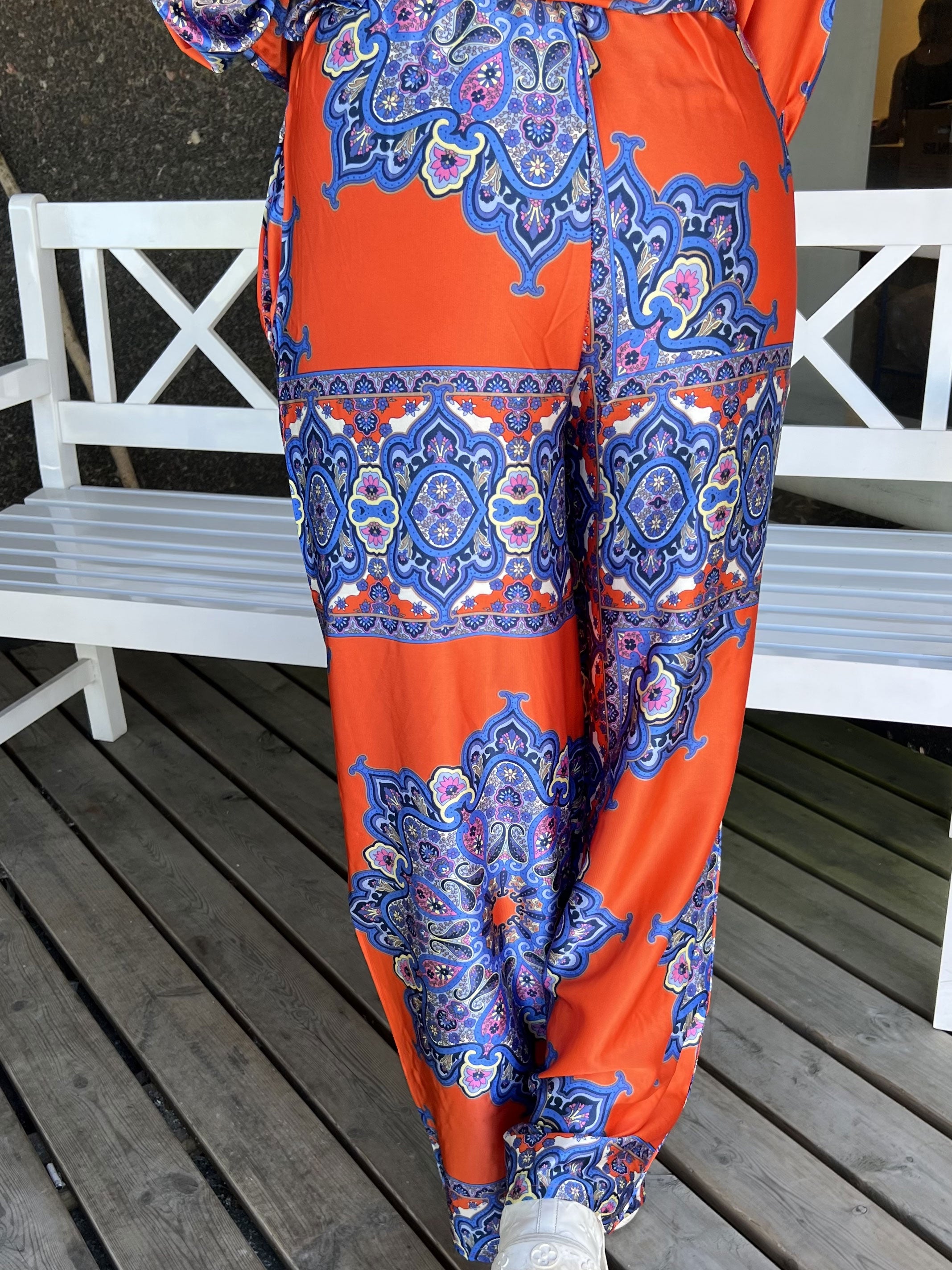 Mali Pants - Paisleymönstrade byxor i silkelook